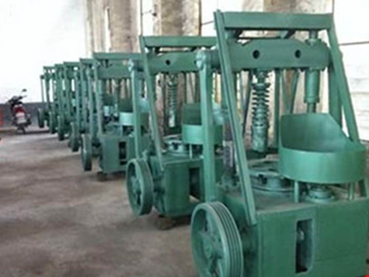 Coal briquettes making machine